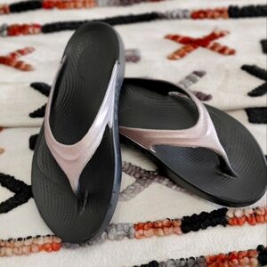 Oofos Luxe Black and Latte Sparkly Women's Recovery Sandals Size 9US 40EUR